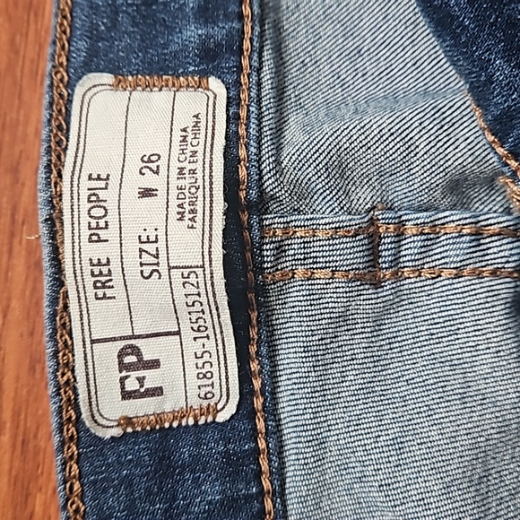 Free People Hi-rise Distressed Freyed Hem Cropped Jeans Medium Wash 26 EUC - Picture 9 of 10